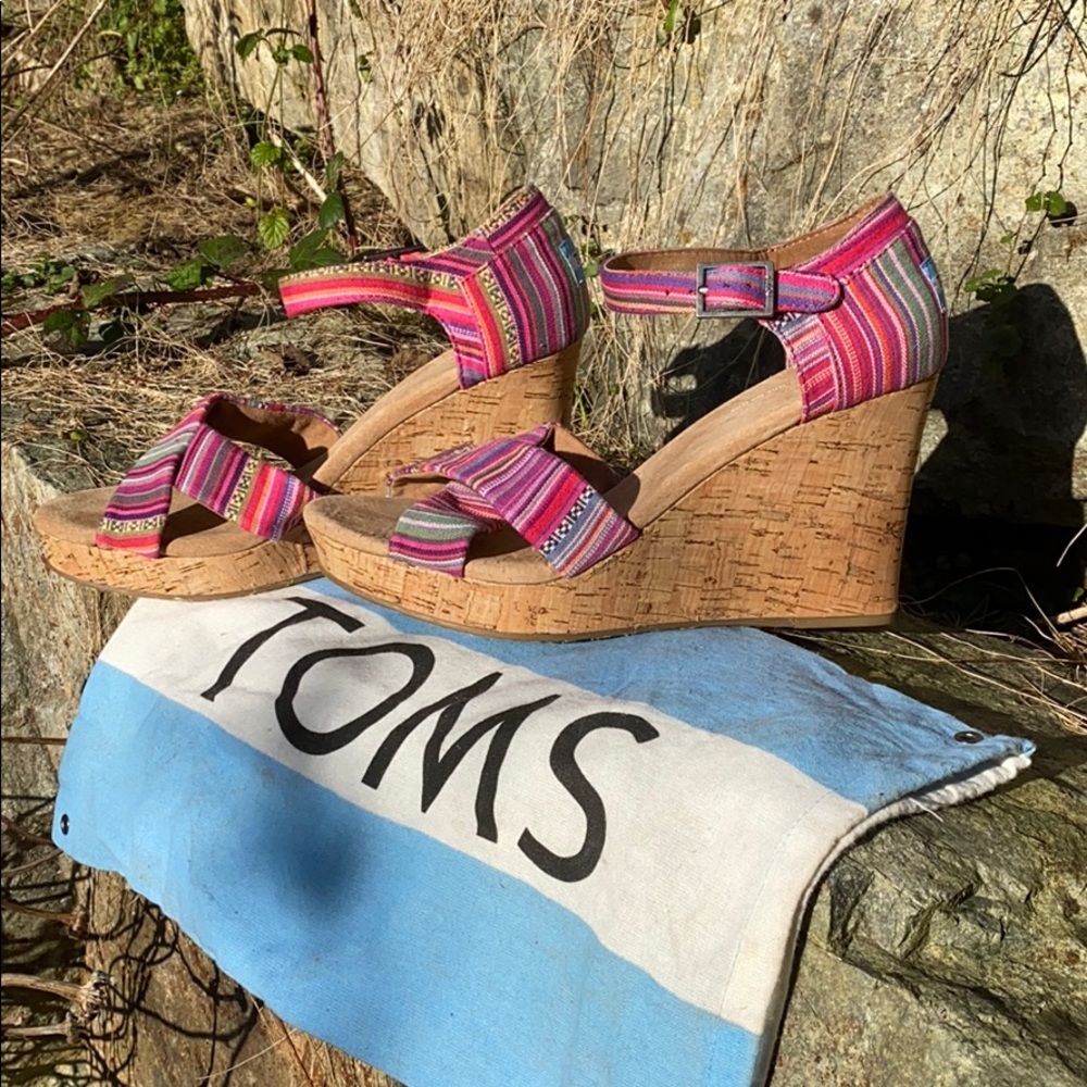 ✨HP✨ Toms Women Ethnic Stripes Strappy Wedges W9
